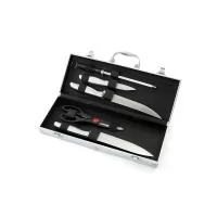 Kit churrasco 5 peças em maleta de alumínio com travas de segurança, contém três facas de corte, tesoura e chaira. Parte interna da maleta com revestimento em tnt e suportes de velcro para fixação das peças.