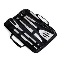 Kit churrasco com cinco peças em inox. O conjunto inclui: uma faca de 6 polegadas, um garfo, uma espátula, um pincel com cerdas de silicone e um pegador. Acompanha estojo em nylon com um par de alças para transporte e placa metálica personalizável co
