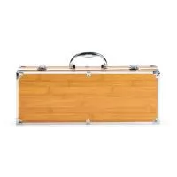 Kit para churrasco composto por cinco peças em inox com cabo em madeira de carvalho: faca com lâmina de 8 polegadas, espátula com cerdas de silicone, garfo de duas pontas, pegador de alimentos e uma espátula multiuso com lâminas serradas laterais e a