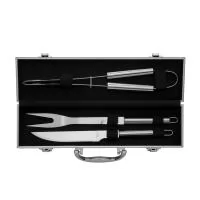 Um kit churrasco que oferece qualidade e precisão no preparo de carnes e outros alimentos. O conjunto apresenta três peças em aço inox: um pegador, um garfo e uma faca de corte com lâmina de 6 polegadas. Além disso, os utensílios são acomodados em ma