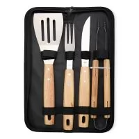 Praticidade para qualquer churrasco! Este kit conta com quatro peças essenciais: espátula, garfo, pegador e faca de 6 polegadas, todas em aço inox com cabos de madeira, acomodadas em um estojo de nylon que facilita o armazenamento e transporte. Para 