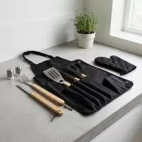 Kit churrasco 8 peças em estojo de nylon. Contém espátula, garfo, faca, pegador, saleiro, paliteiro, luva e avental (também utilizado como estojo). Talheres de inox com acabamento de madeira e avental de nylon com alça ajustável – possui botão e alça com fivela para lacre.