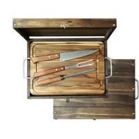 Magnífico kit churrasco em estojo de madeira envelhecida com tábua, faca, garfo e chaira. Gravação indelével da logo a laser no estojo, tábua e faca. Um presente único. Útil, de ótima qualidade e excepcional durabilidade, garantindo a visualização da sua marca por muitos e muitos anos. Acompanha embalagem para presente. Despachamos com frete pago para Sul, Sudeste e Centro Oeste.