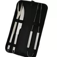 Kit churrasco 3 peças em estojo de nylon com alça. Possui: faca(acompanha proteção plástica), garfo(acompanha proteção plástica), pegador em inox e parte interna com velcro para guardar as peças. Acompanha plaqueta para gravação laser.