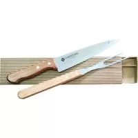 Kit churrasco com faca e garfo Tramontina 7  linha Dynamic. Acompanha estojo para presente com listras em marrom. Gravação indelével da logo a laser na faca. Um presente útil e de excepcional durabilidade, garantindo a visualização d sua marca por muitos e muitos anos. Despachamos com frete pago pra todo o Brasil.
