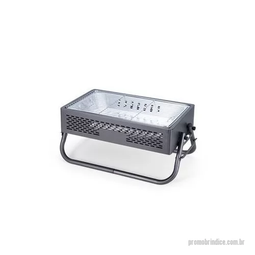 Kit copa do mundo personalizado - Churrasqueira em ferro com aberturas para ventilação e pés montáveis, que também podem ser utilizados como alças para transporte quando a churrasqueira não estiver em uso. Conta ainda com grelha em metal galvanizado e bandeja metálica com alças remov