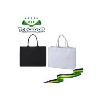 Sacola feita de feltro, trazendo o conforto ideal para acomodar cada um dos seus itens, com um ótimo espaço interno e alças para transporte costuradas internamente. Altura : 30 cm Largura : 40 cm Profundidade : 11,5 cm Comprimento : Alça: 18 cm Peso 