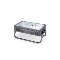 Churrasqueira em ferro com aberturas para ventilação e pés montáveis, que também podem ser utilizados como alças para transporte quando a churrasqueira não estiver em uso. Conta ainda com grelha em metal galvanizado e bandeja metálica com alças remov
