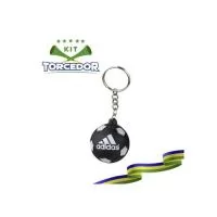 Chaveiro personalizado em formato de bola de futebol é o brinde personalizado que serve como presente ou souvenir.