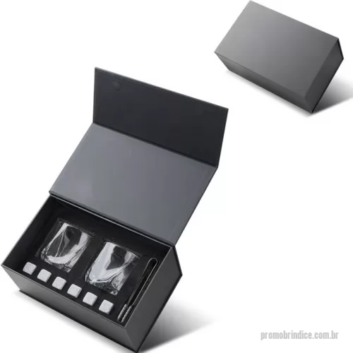 Kit copo personalizado - Kit drink contendo 2 copos de vidro (200ml cada), 1 pinça para gelo com pontas em silicone e 6 pedras de granito para gelo, acondicionado em caixa presenteável fabricada em papel cartonado resistente.   *Os copos possuem design levemente 