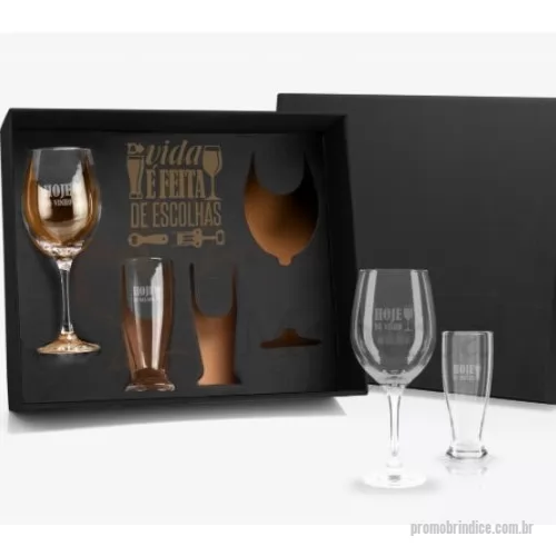 Kit copo personalizado - Jogo de copos para vinho e cerveja. Conta com dois copos para cerveja e duas taças para vinho em vidro.