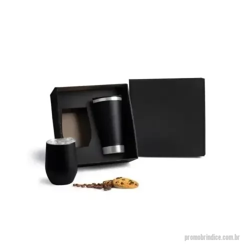 Kit copo personalizado - Kit de copos em Aço Inox. Copo térmico com tampa 340ml. Tampa com ótima vedação e trava no bocal para melhor higiene. Copo térmico com tampa e abridor de garrafa 500ml. Os dois contam com dupla parede de inox, isolada a vácuo para manter a temperatura por mais tempo. Especificação do produto Código KT-90297 Dimensões do Produto Copo 340ml: 11,5x9cm / Copo 500ml: 17x9,5cm Sugestão de Personalização Uma gravação a Laser nos copos e no abridor; Silk na tampa da caixa. Embalagem Caixa Preta 235x230x93 mm (AxLxP) Peso 720 g (com embalagem)