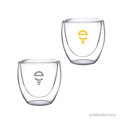 Kit copo personalizado - Kit com 2 copos de vidro borossilicato dupla parede, perfeito para servir cafés expressos e chás. Mantém a temperatura ideal por mais tempo, sem esquentar as mãos, proporcionando uma experiência sofisticada e confortável. Excelente resistência térmica e durabilidade para uso diário. Ideal como brinde corporativo que valoriza sua marca com design moderno e capacidade de 80ml.  Características e Especificações:  • Material: vidro borossilicato resistente a altas temperaturas • Capacidade: 80ml • Tecnologia de parede dupla para isolamento térmico • Design moderno e elegante • Conjunto com 2 unidades • Excelente para bebidas quentes e frias • Ótima durabilidade e resistência  Importante: As imagens exibidas neste site são meramente ilustrativas e podem apresentar variações de intensidade em relação ao produto real. Cada embalagem contém apenas 1 (um) produto conforme descrição.
