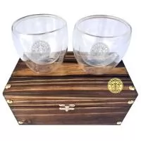 Kit com dois copos de vidro parede dupla em magnífico estojo de madeira. Um produto sofisticado, inovador e útil; que agrega valor à sua logomarca. Despachamos com frete pago para Sul, Sudeste e Centro-Oeste. 