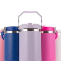 Copo térmico inox com a capacidade máxima de 800ml. Apresenta estrutura em parede dupla, tampa plástica rosqueável com vedação a vácuo com alça fixa em inox e uma camada em plástico, além de bico flexível. Acompanha canudo plástico para encaixe interno.