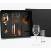 Jogo de copos para vinho e cerveja. Conta com dois copos para cerveja e duas taças para vinho em vidro.