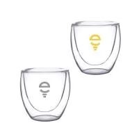 Kit com 2 copos de vidro borossilicato dupla parede, perfeito para servir cafés expressos e chás. Mantém a temperatura ideal por mais tempo, sem esquentar as mãos, proporcionando uma experiência sofisticada e confortável. Excelente resistência térmica e durabilidade para uso diário. Ideal como brinde corporativo que valoriza sua marca com design moderno e capacidade de 80ml.  Características e Especificações:  • Material: vidro borossilicato resistente a altas temperaturas • Capacidade: 80ml • Tecnologia de parede dupla para isolamento térmico • Design moderno e elegante • Conjunto com 2 unidades • Excelente para bebidas quentes e frias • Ótima durabilidade e resistência  Importante: As imagens exibidas neste site são meramente ilustrativas e podem apresentar variações de intensidade em relação ao produto real. Cada embalagem contém apenas 1 (um) produto conforme descrição.