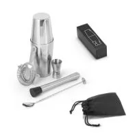 Kit coquetel com 6 peças em aço inoxidável: um shaker (600 + 450 ml), um copo dosador (30 ml), uma colher, um pilão e um coador. Inclui uma bolsa em non-woven. Fornecido em caixa presente.
