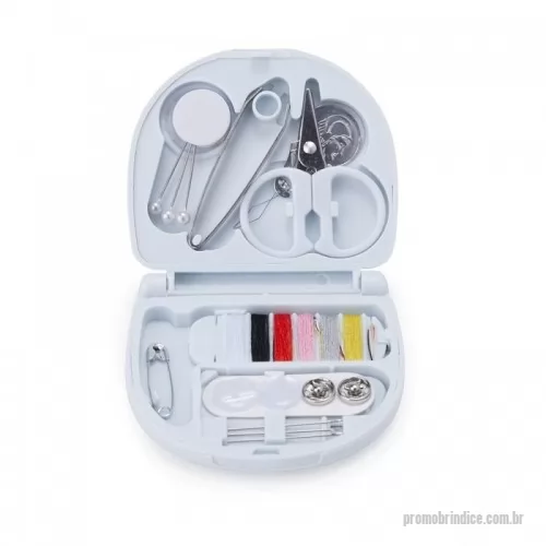 Kit costura personalizado - Kit costura plástico, contém: três alfinetes de cabeça, pinça, mini tesoura, passador de linha, conjunto com 6 linhas, alfinete de segurança, dois botões, dois colchetes de pressão e três agulhas.  Largura :  7 cm  Espessura :  1,7cm  Comprimento :  6,6 cm  Medidas aproximadas para gravação (CxL):  3,5 cm x 5 cm  Peso aproximado (g):  39