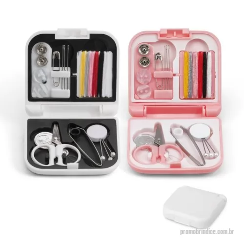 Kit costura personalizado - Kit de costura prático e leve para levar em viagem. Composto por 3 alfinetes, 3 agulhas, 1 pinça, 1 tesoura, 1 enfia linha, 1 alfinete, 2 botões, 2 colchetes e 6 rolos de linhas de várias cores. Fornecido em estojo.