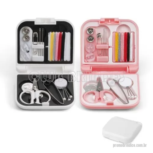 Kit costura personalizado - Kit de costura prático e leve para levar em viagem. Composto por 3 alfinetes, 3 agulhas, 1 pinça, 1 tesoura, 1 enfia linha, 1 alfinete, 2 botões, 2 colchetes e 6 rolos de linhas de várias cores. Gravação da logomarca em 1 cor já inclusa.