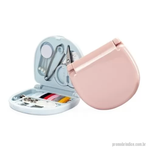Kit costura personalizado - Descrição: Kit de costura com embalagem plástica de acabamento brilhante e trava para fechamento. O conjunto inclui: três alfinetes de cabeça, uma pinça, um passador de linha, uma tesoura, um alfinete de segurança, um jogo de linhas com seis cores diferentes, dois botões, dois colchetes de pressão e três agulhas pequenas.  Largura :  7 cm  Comprimento :  6,5 cm  Espessura :  1,7 cm  Medidas aproximadas para gravação (CxL):  4 cm x 5 cm  Peso aproximado (g):  33