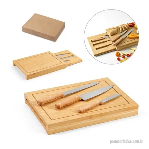 Kit cozinha ecológico personalizado - Conjunto de tábuas em bambu com 3 facas inclusas. Composto por duas tábuas: a tábua exterior e a tábua interior que assume duas funcionalidades - um compartimento para três facas inclusas (faca de legumes, faca de pão, faca de cozinha) e como tábua de corte. Fornecida em caixa presente em papel kraft reciclado. Certificação eu food grade.
