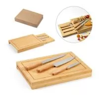 Conjunto de tábuas em bambu com 3 facas inclusas. Composto por duas tábuas: a tábua exterior e a tábua interior que assume duas funcionalidades - um compartimento para três facas inclusas (faca de legumes, faca de pão, faca de cozinha) e como tábua de corte. Fornecida em caixa presente em papel kraft reciclado. Certificação eu food grade.