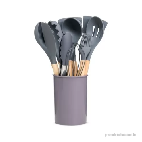Kit cozinha personalizado - O kit ideal para uma cozinha moderna, projetado para preservar e prolongar a vida das suas panelas! Composto por 12 peças essenciais, este kit é feito em silicone com pegadores de bambu, proporcionando um visual sofisticado. Resistente a temperaturas extremas (-30ºC a 230ºC) e fácil de higienizar, ele é totalmente seguro para suas panelas, pois o silicone não risca nem agride o teflon. O kit inclui: colher escumadeira, colher funda, colher rasa, colher vazada, concha, espátula, espátula de pão, espátula vazada, fouet, pegador e pincel, todos organizados em um suporte plástico. Ecológico e atóxico, nosso kit é cuidadosamente projetado para uso com alimentos, sendo livre de BPA.