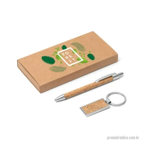 Kit de Escrita personalizado -  Kit esferográfica e chaveiro em metal com acabamento em cortiça Kit esferográfica e chaveiro em metal com acabamento em cortiça. Esferográfica com 1,5 km de escrita a azul. Fornecido em caixa presente de papel kraft. Esferográfica: ø9 x 139 mm | Porta-chaves: 24 x 47 x 3 mm | Caixa: 162 x 83 x 17 mm