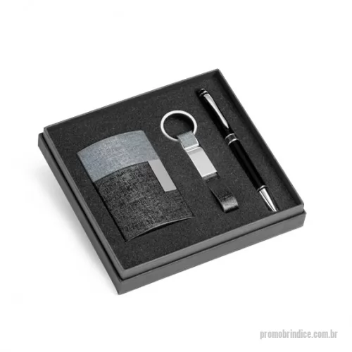 Kit de Porta Cartões, Chaveiro e Esferográfica personalizado - Kit de porta cartões, chaveiro e esferográfica. C. sintético, metal e alumínio. Esferográfica com ponteira touch. Em caixa almofadada. Porta cartões: 97 x 65 x 11 mm | Chaveiro: 15 x 92 x 8 mm | Esferográfica: ø11 x 135 mm | Caixa: 174 x 163 x 34 mm