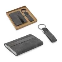 Conjunto composto por um porta-cartões e um chaveiro, ambos em metal e poliéster 30% reciclado. O porta-cartões tem capacidade até 7 cartões. Fornecido em caixa presente de papel kraft reciclado. Chaveiro: 25 x 115 x 6 mm | Porta-cartões: 95 x 65 x 1
