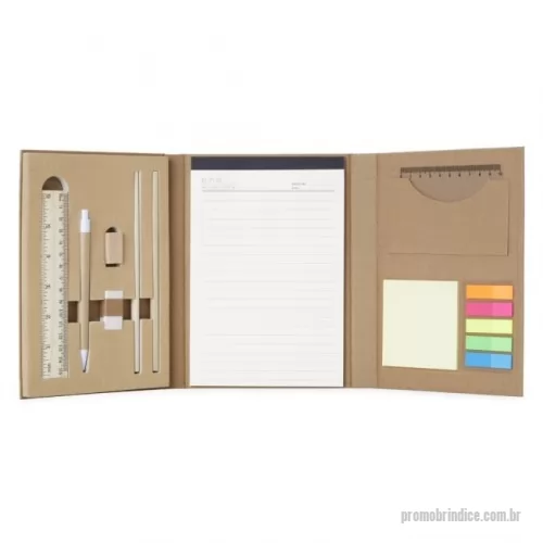 Kit ecológico personalizado - Kit ecológico para anotações, com capa kraft. Contém bloco pautado com aproximadamente 40 folhas marfim, bloco autoadesivo com aproximadamente 25 folhas amarelas, conjunto de 5 marcadores plásticos autoadesivos com aproximadamente 25 folhas, régua plástica 10 cm, régua de madeira 15 cm, borracha, apontador, dois lápis e uma caneta esferográfica azul 1.0mm com acionamento por clique.