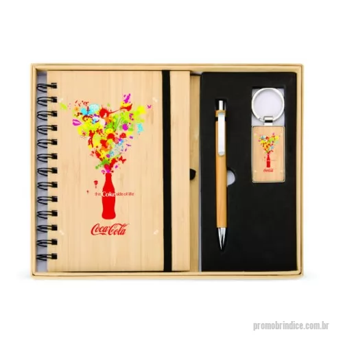 Kit ecológico personalizado - Kit Ecológico 2 Peças Este kit contém uma Caderneta A5 em linho com detalhe em cortiça e suporte para caneta, marcador de página em cetim, aproximadamente 82 folhas com pauta e caneta de cortiça com detalhes em palha de trigo, carga esferográfica azul 1.0mm e acionamento por clique.
