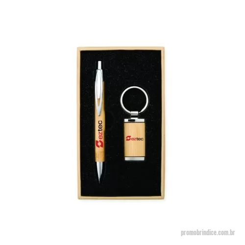 Kit ecológico personalizado - Este kit é a escolha ideal para quem aprecia praticidade e um design natural. O estojo com espuma interna mantém a caneta e o chaveiro bem organizados e protegidos, prontos para o uso. Combinando metal e bambu, as peças têm um visual elegante e resistente, destacando a beleza natural do bambu em cada detalhe. Uma opção funcional e charmosa, perfeita para o dia a dia ou para presentear com bom gosto e simplicidade