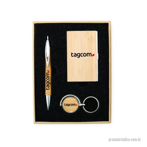 Kit ecológico personalizado - Composto por 3 peças: um porta-cartão com tampa de bambu e parte interna em metal brilhante, chaveiro giratório de metal redondo com frente em bambu e verso liso espelhado, e uma caneta de bambu com clipe metálico, que traz uma carga esferográfica na cor azul com acionamento por clique. Todos esses itens são acomodados em um estojo de papelão com tampa e revestimento interno de espuma, perfeito para presentear ou guardá-los com cuidado. Este kit é ideal para quem quer incentivar ações sustentáveis, sem prescindir do charme e da praticidade!
