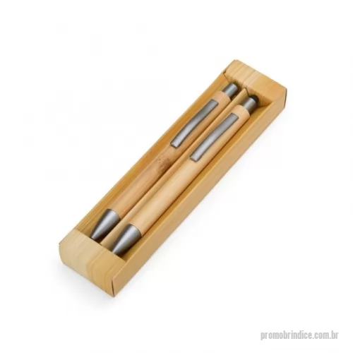 Kit ecológico personalizado - Descrição: Nosso Kit Ecológico de Caneta e Lapiseira de Bambu é excelente para quem busca um toque sustentável no dia a dia. A lapiseira possui acionamento por clique, e a caneta conta com carga esferográfica azul de 1.0mm e função touch para quem precisa de toques precisos em dispositivos. Além disso, acompanha uma embalagem que imita bambu. Uma ótima escolha para presentes corporativos ou para quem ama escrever sem abrir mão da consciência ecológica!  Largura :  4 cm  Profundidade :  2 cm  Comprimento :  17 cm  Medidas aproximadas para gravação (CxL):  15,5 cm x 2,5 cm / Lapiseira 3,5 cm x 0,5 cm / Caneta 3,5 cm x 0,5 cm  Tamanho total aproximado  (CxL):  Caneta: 14,2 cm x 1,3 cm/ Lapiseira: 13,9 cm x 1,3 cm