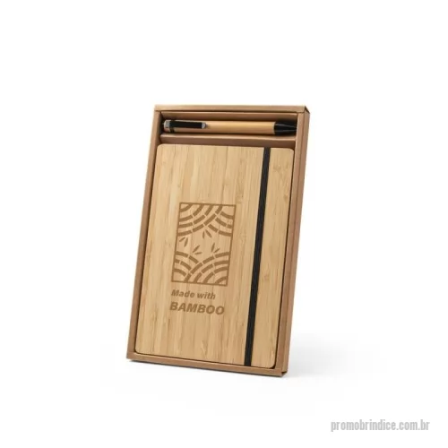 Kit ecológico personalizado - Conjunto de caderno A5 e esferográfica em bambu. O caderno de capa e contracapa em placa de bambu e lombada em poliéster 100% reciclado (100% rPET). Interior contém 96 folhas pautadas com papel reciclado. Suporte para esferográfica (inclusa) e elástico para fecho do caderno. Esferográfica em bambu e escrita em preto. Fornecido em caixa presente de oferta de papel kraft reciclado. A cor e o resultado da impressão nos materiais naturais pode variar entre produtos. Caderno: 140 x 210 mm | Esferográfica: ø11 x 138 mm | Caixa de oferta: 160 x 255 x 18 mm
