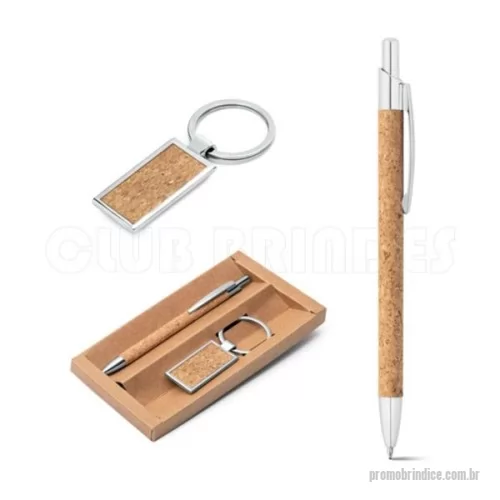 Kit ecológico personalizado - Kit esferográfica e chaveiro. Esferográfica NATURA em cortiça e alumínio, com 1,5 km de escrita. Chaveiro em cortiça e metal. Em estojo presente. Gravação da logomarca em 1 cor já inclusa.