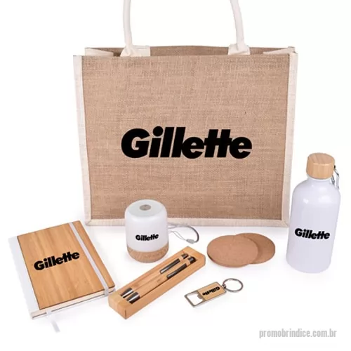 Kit ecológico personalizado - Kit Ecológico é composto por 1 Sacola de Juta formato 38 x 31 x 13 cm, 1 Garrafa de alumínio com capacidade de 550 mL, 1 Caderneta pautada em bambu com detalhes em PU. Possui aproximadamente 72 folhas, elástico para lacre e marcador de página em cetim, 1 Conjunto de Caneta e Lapiseira Ecológico de Bambu, 1 Caixa de som multimídia, 1 Chaveiro de bambu abridor de garrafa com detalhe em metal e 2 Suportes de copos de cortiça. A personalização é em silkscreen 1 cor sacola, garrafa, caderneta, caixa de som e no chaveiro. O Kit é fornecido dentro de saco plástico selado individualmente.