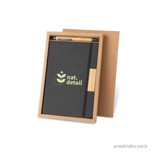 Kit ecológico personalizado - Conjunto composto por 1 caderno A5 com capa rígida e 1 caneta esferográfica. O caderno em poliéster 100% reciclado tem 160 páginas pautadas cor de marfim (70 g/m²), em papel 100% reciclado, uma fita separadora e um elástico para fecho do bloco. A capa inclui um detalhe retangular em bambu. A caneta esferográfica em bambu tem escrita a preto. Fornecido em caixa presente de papel kraft 100% reciclado. A cor e o resultado da impressão nos materiais naturais pode variar entre produtos.