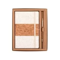 Este kit contém uma Caderneta A5 em linho com detalhe em cortiça e suporte para caneta, marcador de página em cetim, aproximadamente 82 folhas com pauta e caneta de cortiça com detalhes em palha de trigo, carga esferográfica azul 1.0mm e acionamento por clique.  Largura :  20 cm  Espessura :  2 cm  Comprimento :  24 cm