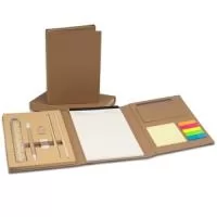 Kit ecológico para anotações, com capa kraft. Contém bloco pautado com aproximadamente 40 folhas marfim, bloco autoadesivo com aproximadamente 25 folhas amarelas, conjunto de 5 marcadores plásticos autoadesivos com aproximadamente 25 folhas, régua plástica 10 cm, régua de madeira 15 cm, borracha, apontador, dois lápis e uma caneta esferográfica azul 1.0mm com acionamento por clique. Gravação da logomarca em 1 cor já inclusa.