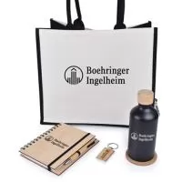 Kit Ecológico é composto por 1 Sacola de Lona formato 31 x 36 x 19 cm, 1 Garrafa de alumínio com capacidade de 550 mL, 1 Caderneta em bambu de capa dura com aproximadamente 65 folhas brancas pautadas, 1 Caneta de bambu com clipe metálico, 1 Chaveiro de bambu com detalhe em metal e 1 Suporte de copo de cortiça. A personalização é em silkscreen 1 cor na sacola, garrafa, caderneta e no chaveiro. O Kit é fornecido dentro de saco plástico selado individualmente.