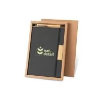 Conjunto composto por 1 caderno A5 com capa rígida e 1 caneta esferográfica. O caderno em poliéster 100% reciclado tem 160 páginas pautadas cor de marfim (70 g/m²), em papel 100% reciclado, uma fita separadora e um elástico para fecho do bloco. A capa inclui um detalhe retangular em bambu. A caneta esferográfica em bambu tem escrita a preto. Fornecido em caixa presente de papel kraft 100% reciclado. A cor e o resultado da impressão nos materiais naturais pode variar entre produtos.