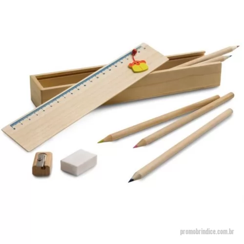 Kit escolar personalizado - Conjunto de desenho fornecido em caixa de madeira. Incluso uma régua de 20 cm, seis lápis de cor, um lápis de grafite, um apontador e uma borracha. 220 x 43 x 32 mm
