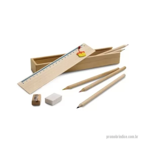 Kit escolar personalizado - Kit escolar em estojo de madeira. Incluso uma régua de 20 cm, seis lápis de cor, um lápis de grafite, um apontador e uma borracha. 220 x 43 x 32 mm