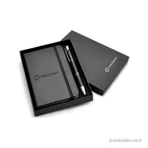 Kit escritório personalizado - Kit escritório Personalizado D1884 com sua logomarca. 20 anos ajudando a cotar Brindes Promocionais com várias empresas num único clique. Kit Escritório personalizado em caixa de papel, Caneta e Moleskine 9x14cmKit Escritório personalizado em caixa de papel, Caneta e Moleskine 9x14cmKit escritório Personalizado, 149301, Design Promo Kits Corporativos. Clique e Cote no Portal PromoBríndice!