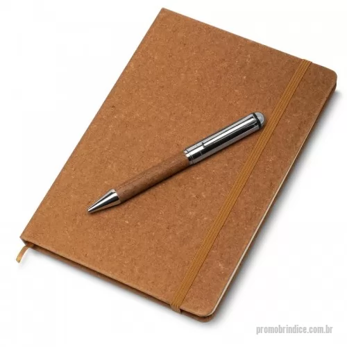 Kit escritório personalizado - Kit caderno de anotações e caneta. O kit acompanha a caneta, e sua embalagem é presentável. O caderno de anotações é feito de material reciclável que imita a representação do couro, em capa dura com miolo 80 folhas pautadas na cor bege. 