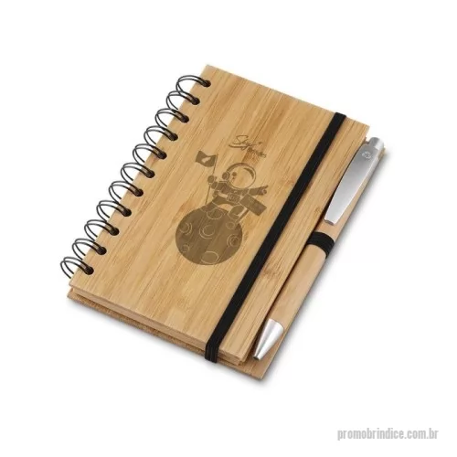 Kit escritório personalizado - Kit Escritório é composto por um Caderno de Anotações com 60 folhas pautadas e cor bege, perfeito para anotar ideias, tomar notas e organizar informações importantes. Com sua capa resistente e páginas de alta qualidade, este caderno é ideal para uso diário. Além disso, inclui uma Caneta Esferográfica de Bambu, que é não só elegante, mas também é ecologicamente correta, já que é feita com materiais renováveis. Com este Kit Escritório, você terá tudo o que precisa para manter-se organizado e produtivo em seu trabalho ou estudo.